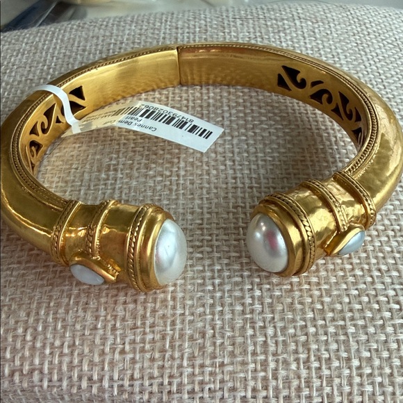 Elegant Gold and Pearl Women's Bracelet - Picture 2 of 2